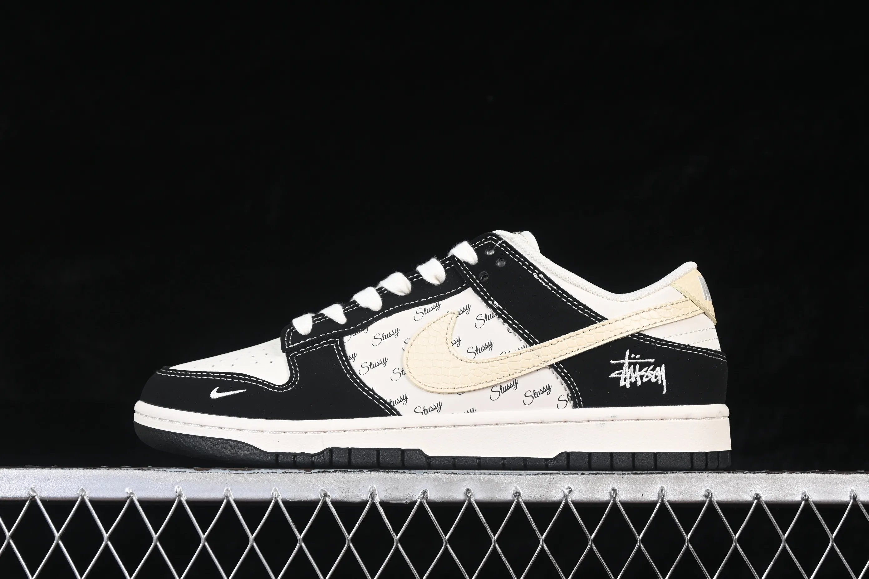 All categories Nk SB Dunk Series Nk SB Dunk Low High-end customized low-top sneakers Nike SB Dunk Low Stusi co-branded rice scale hook Anniversary high-end customized low-top casual sneakers XS6089-634